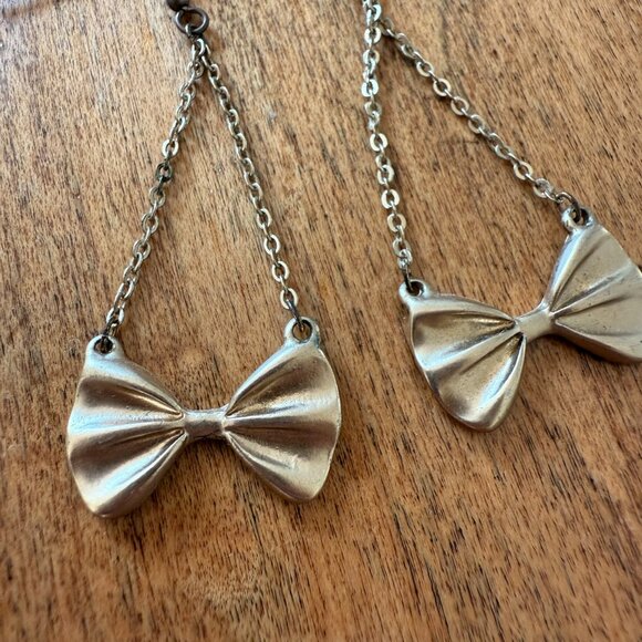 Adorable Modcloth gold-tone bow dangly chain earrings - Picture 2 of 6